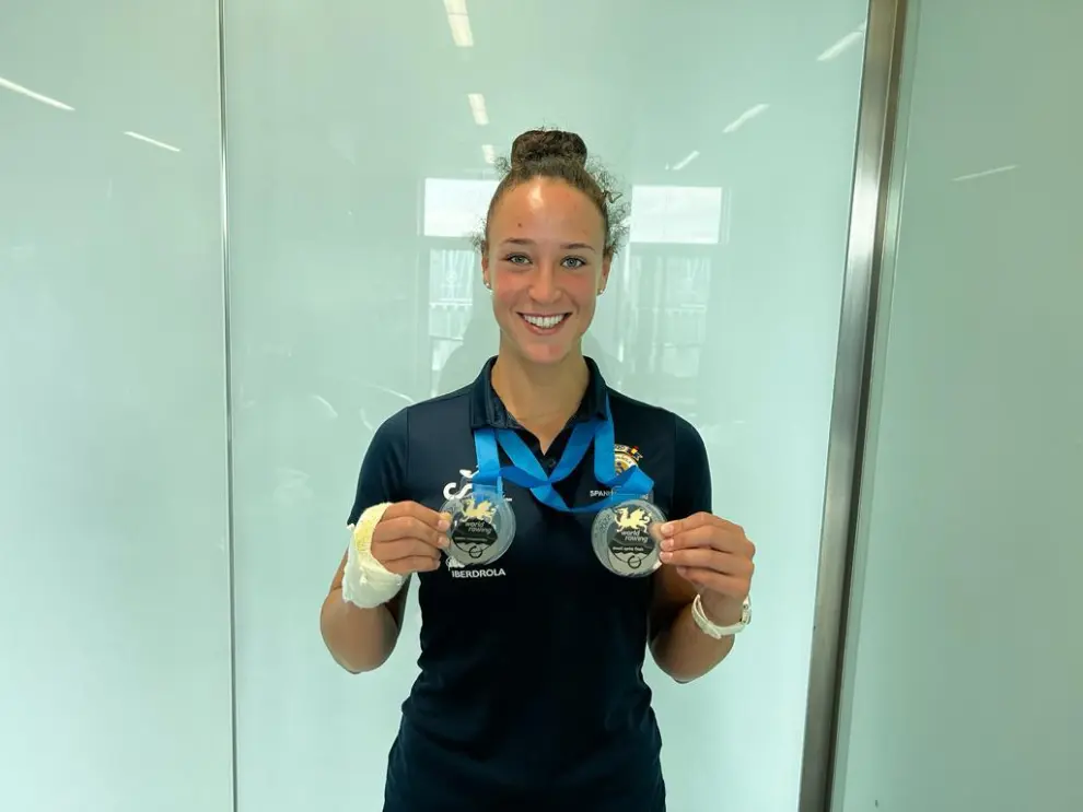 La zaragozana Esther Briz, con las dos medallas de oro ganadas en el Mundial de remo de mar