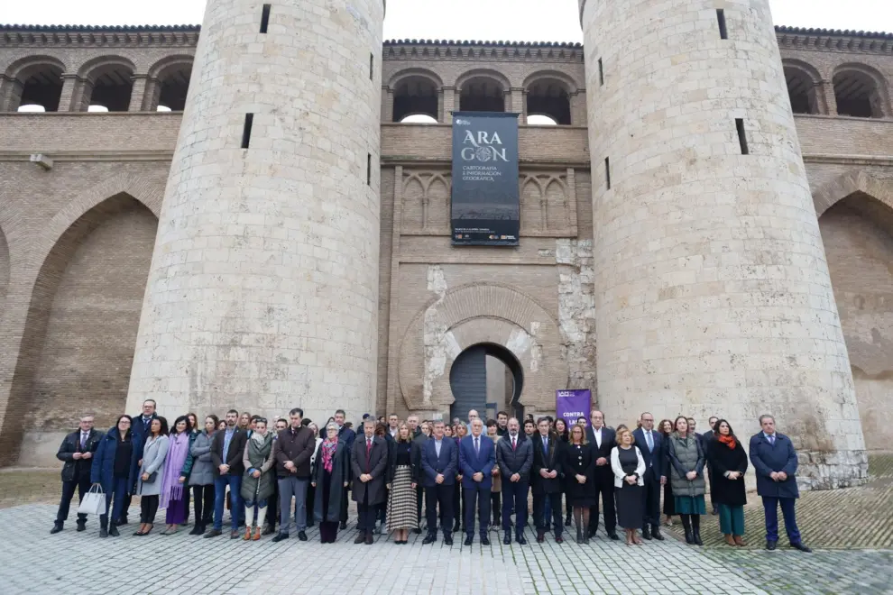 Imágenes del minuto de silencio contra la violencia de género en las Cortes de Aragón