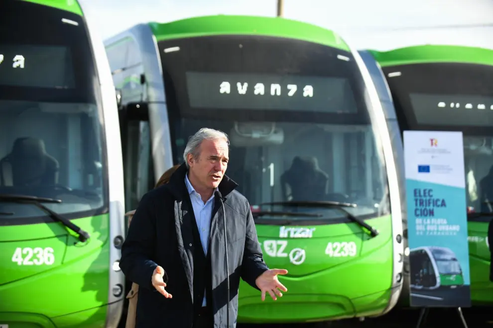 El alcalde, Jorge Azcón, ha presentado este viernes los nuevos autobuses eléctricos.