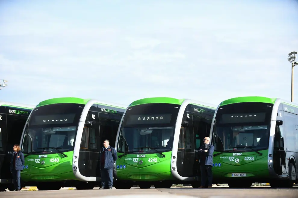 Seis nuevos autobuses eléctricos se incorporan a la flota municipal de Zaragoza.