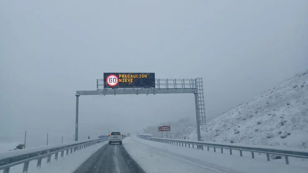 Carretera de Monrepós cubierta de nieve.