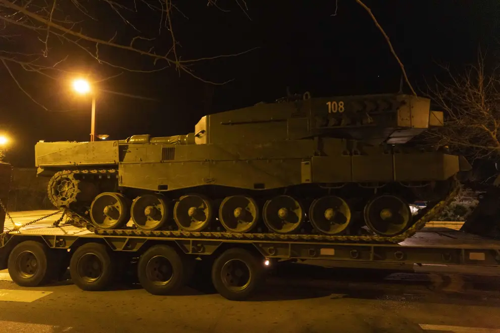 Un tanque Leopard sale del cuartel de Casetas (Zaragoza) hacia Sevilla