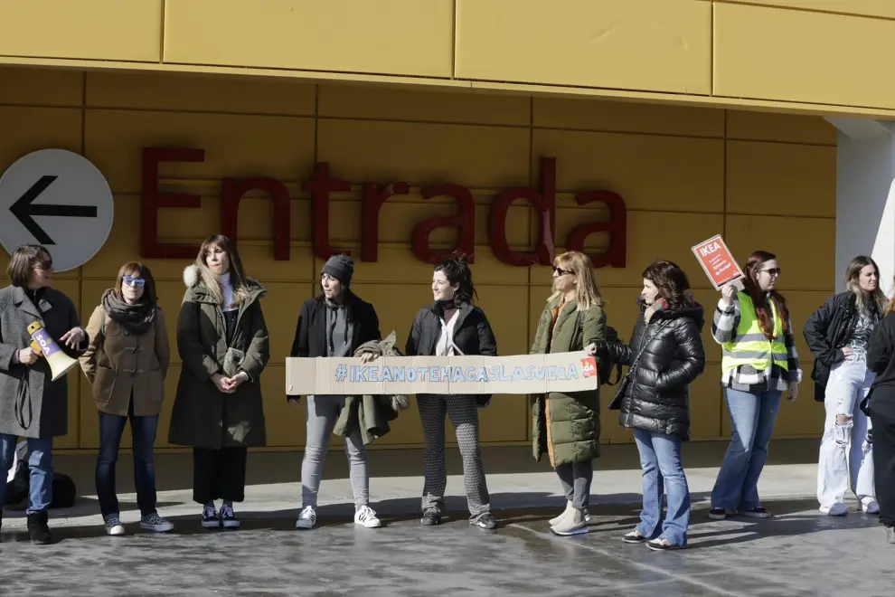 Imágenes de la protesta de trabajadoras del sindicato SOA que han convocado huelga en Ikea Zaragoza