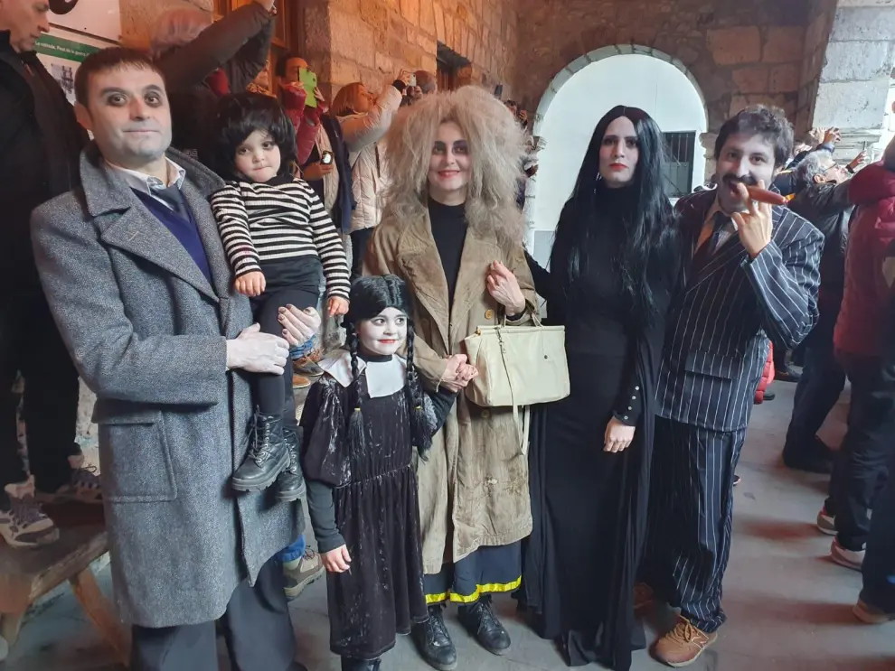 Familia Adams en el Carnaval de Bielsa.