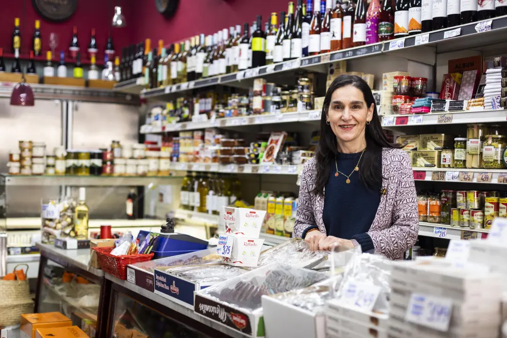 Eva María Mañeru, en el mostrador de La Española, la tienda de ultramarinos que fundó su abuela hace 80 años en la calle de Conde Aranda de Zaragoza.