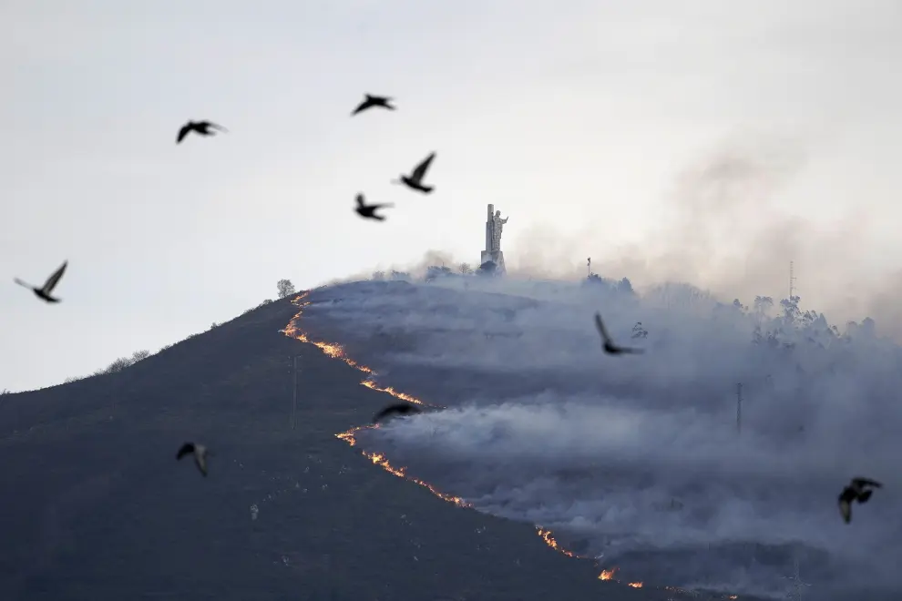 Monte Naranco, coronado por el monumento al Sagrado Corazón de Jesús, afectado por el fuego