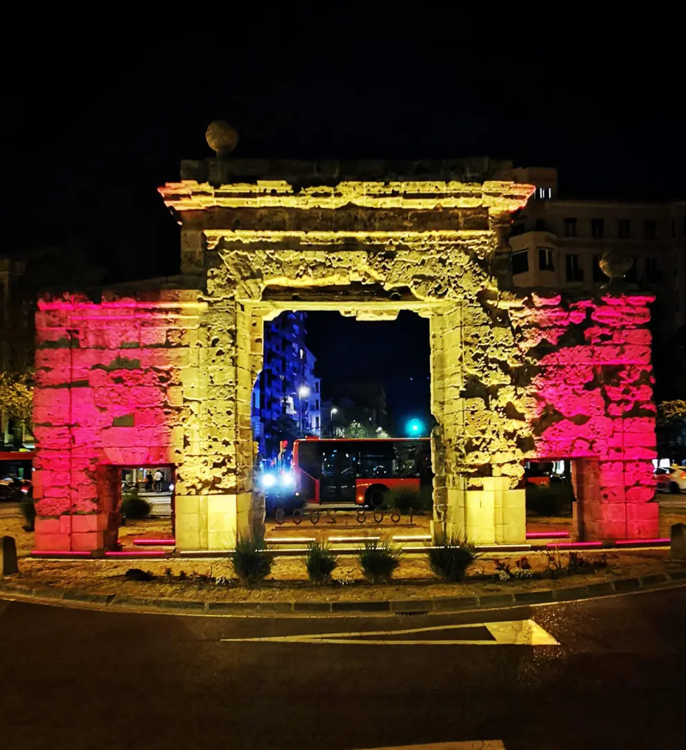 La Puerta del Carmen iluminada por luces led.