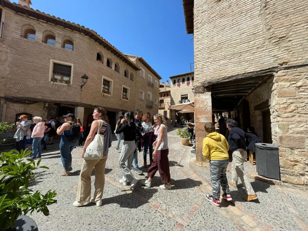 Turistas paseando este domingo por el pueblo de Alquézar.
