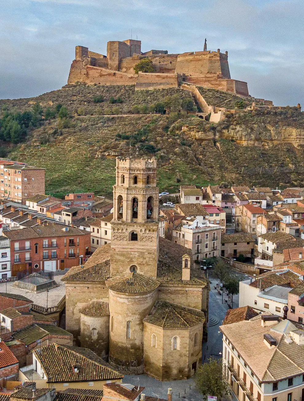 La concatedral de Santa María, de Monzón, con el castillo de la localidad al fondo.