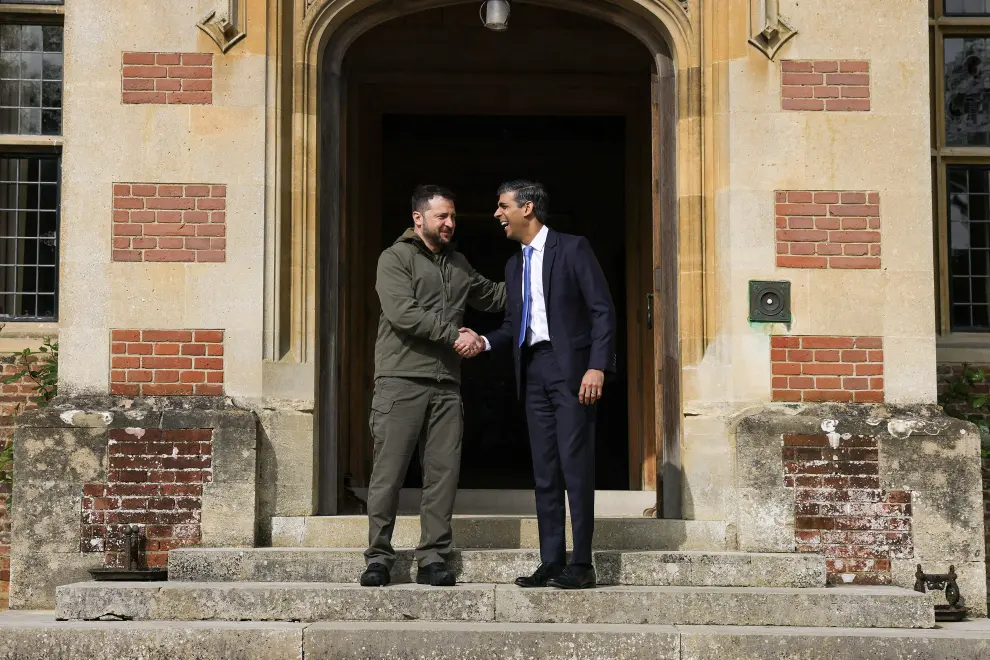 Chequers (United Kingdom), 15/05/2023.- A handout photo made available by the British Prime Minister's Office No.10 Downing Street shows Britain's Prime Minister Rishi Sunak (R) welcoming Ukraine's President Volodymyr Zelensky prior to a meeting at Chequers, the country house of the Prime Minister in Buckinghamshire, Britain, 15 May 2023. Zelensky is in Britain to discuss 'urgent support for Ukraine'. (Ucrania, Reino Unido) EFE/EPA/SIMON DAWSON/NO 10 DOWNING STREET HANDOUT -- MANDATORY CREDIT: CROWN COPYRIGHT -- HANDOUT EDITORIAL USE ONLY/NO SALES BRITAIN UKRAINE DIPLOMACY