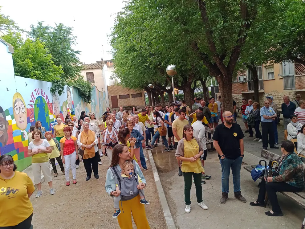 Alrededor de 200 personas de distintas edades interpretan una coreografía al ritmo de 'Girasoles', canción de Rozalén, en el Hogar de mayores de Huesca