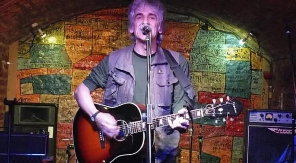 Iñaki Fernández canta en The Cavern en 2009.