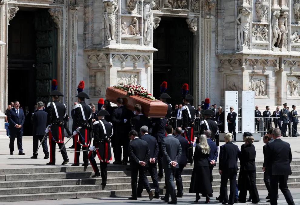 Pallbearers carry the coffin of former Italian Prime Minister Silvio Berlusconi during his funeral at the Duomo Cathedral, in Milan, Italy June 14, 2023. REUTERS/Claudia Greco ITALY-BERLUSCONI/FUNERAL