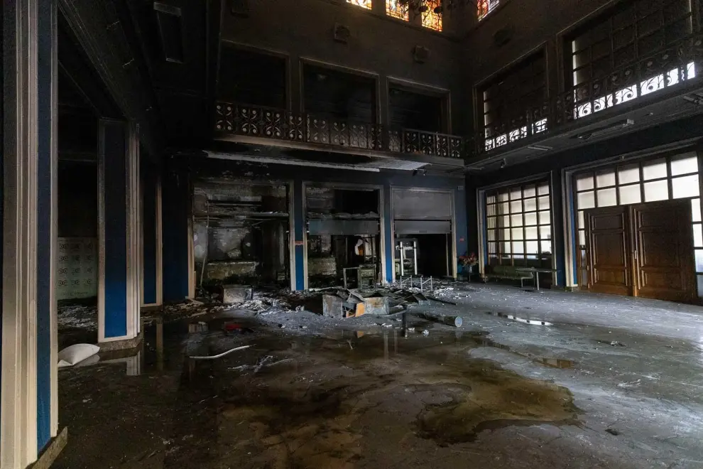El fuego se ha producido de madrugada en el vestíbulo del edificio, pero el humo se ha extendido después  hacia la planta superior causando bastantes daños materiales.