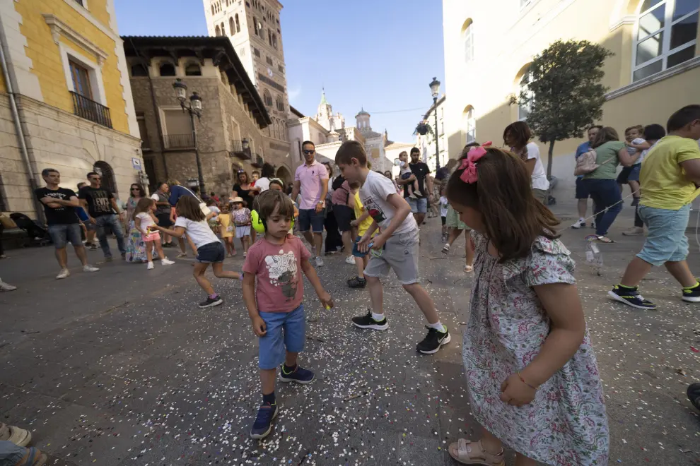 Traca infantil en el inicio de las fiestas del Ángel en Teruel.