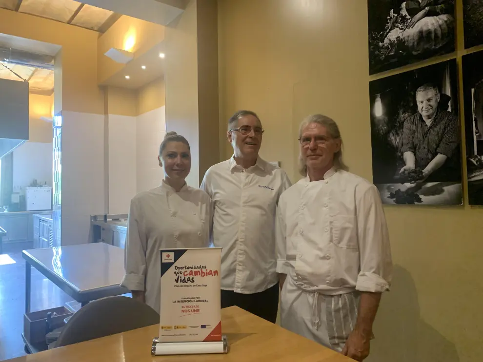 Yevgen y María con el chef Carmelo Bosque en el restaurante Lillas Pastia.