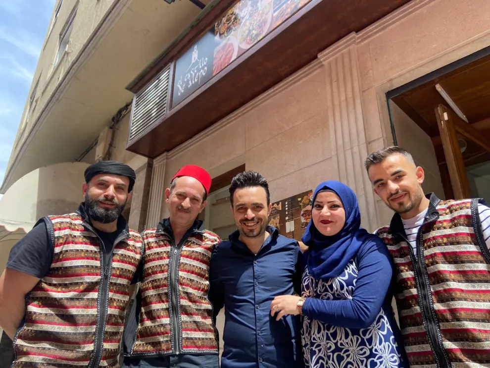 Los sirios Ahmad Tabakh y Bayan Mawaldi, con el resto del personal del Castillo de Alepo en Zaragoza