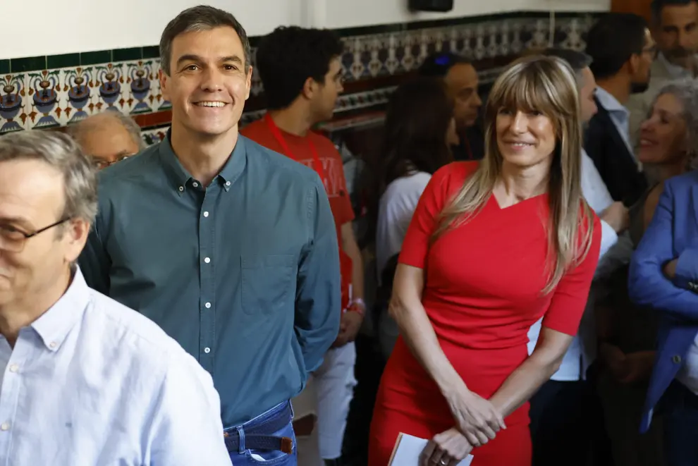 El presidente del Gobierno y candidato socialista a la reelección, Pedro Sánchez ejerce su derecho al voto acompañado de su mujer Begoña Gómez en un colegio electoral de Madrid.