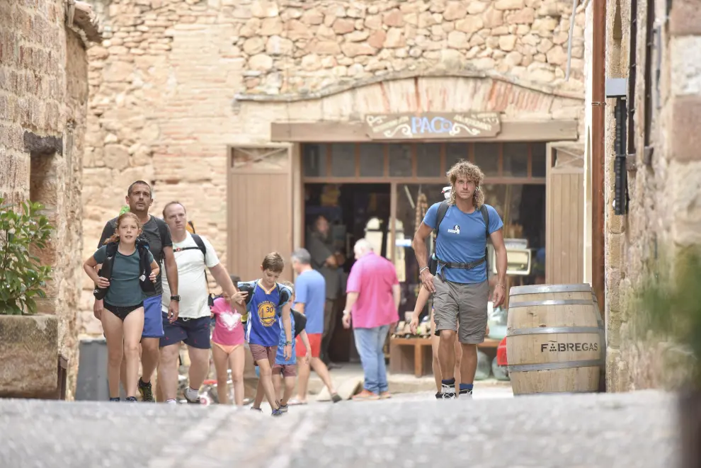Turistas ayer en Alquézar, uno de los pueblos más visitados de la provincia.
