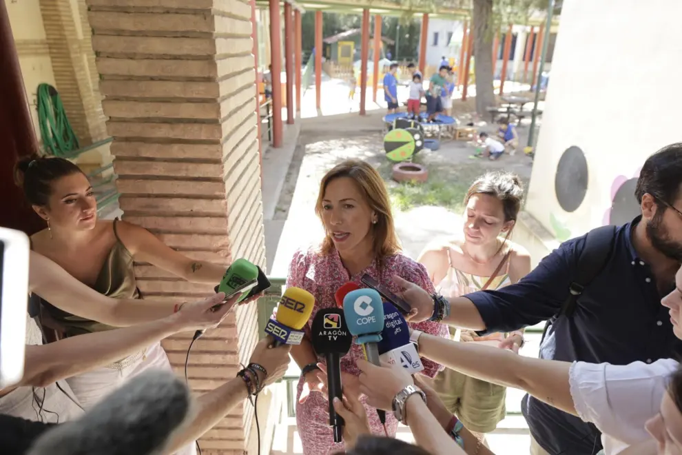 La alcaldesa de Zaragoza, Natalia Chueca, visita las colonias infantiles de Zaragalla en el CEE Rincón de Goya