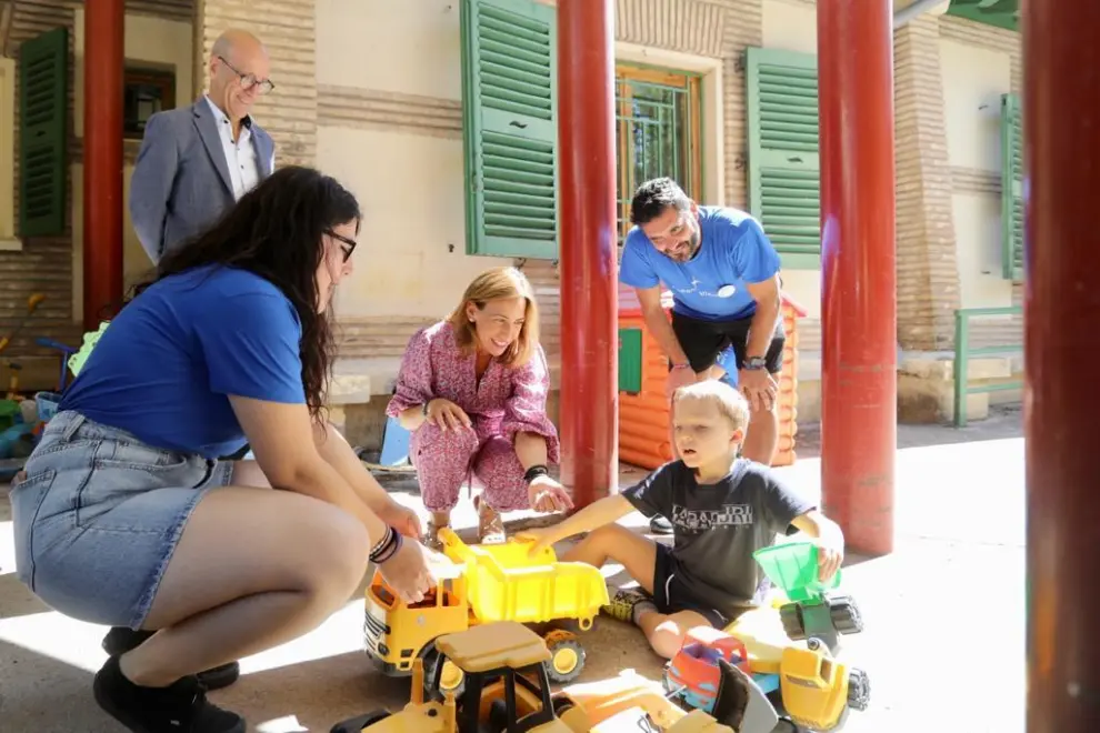 La alcaldesa Natalia Chueca, con uno de los niños que acude a Zaragalla.