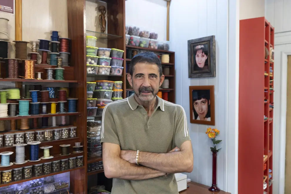 Narciso Biezma, en su tienda de la calle de Espoz y Mina en Zaragoza.