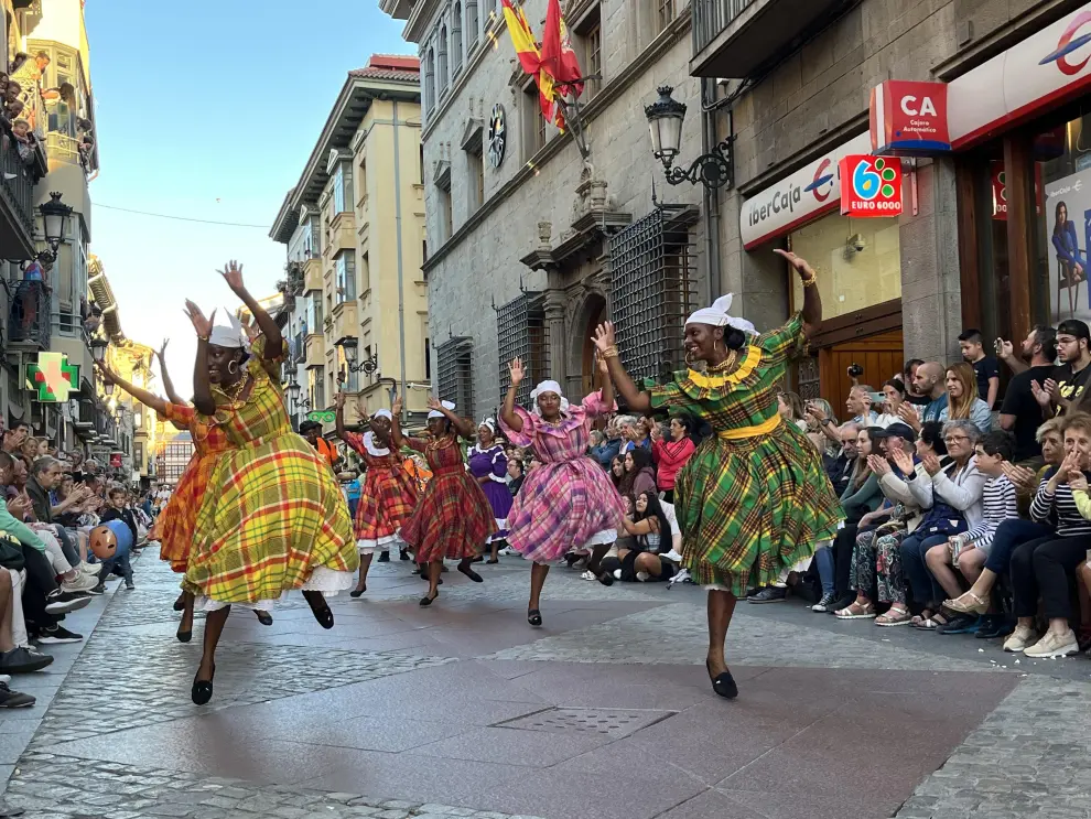 La 52 edición del Festival Folklórico de los Pirineos se ha cerrado este domingo con un desfile multitudinario en Jaca con los 16 grupos participantes y numeroso público.