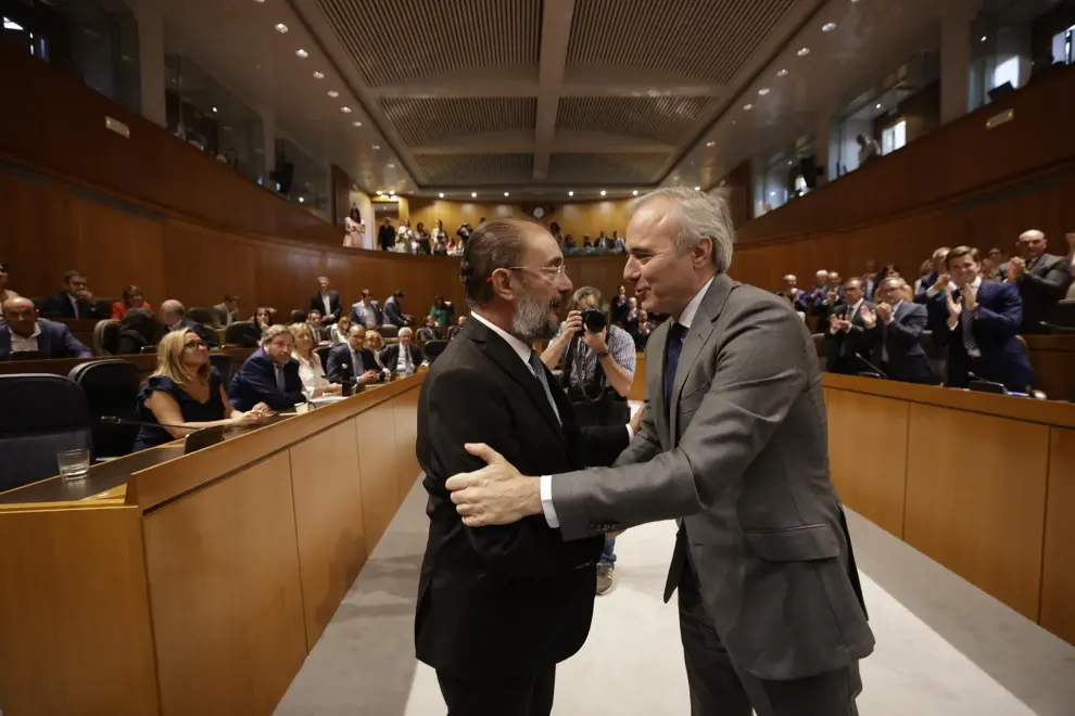 Segunda sesión del pleno de investidura de Azcón en las Cortes de Aragón: Jorge Azcón recibe la felicitación de Javier Lambán