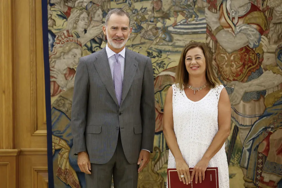 El rey Felipe VI recibe a la nueva presidenta del Congreso, Francina Armengol, en el Palacio de la Zarzuela