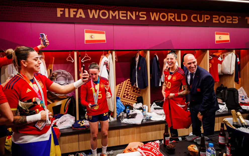 Luis Rubiales y Jenni Hermoso, en el vestuario tras la celebración de la consecución del Mundial de Fútbol.