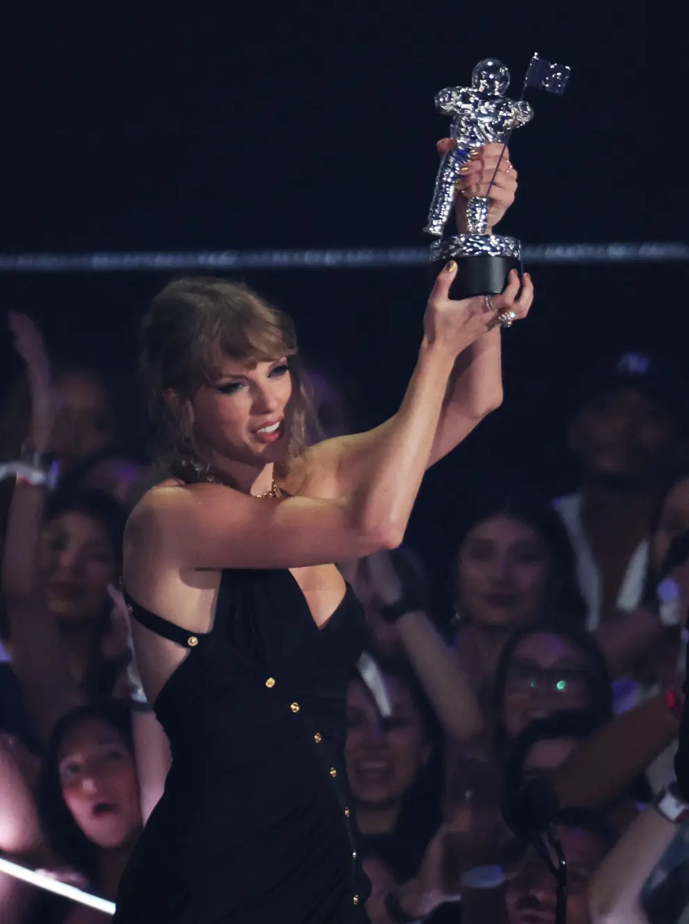 Taylor Swift con the Video of the Year Award durante los MTV Video Music Awards
