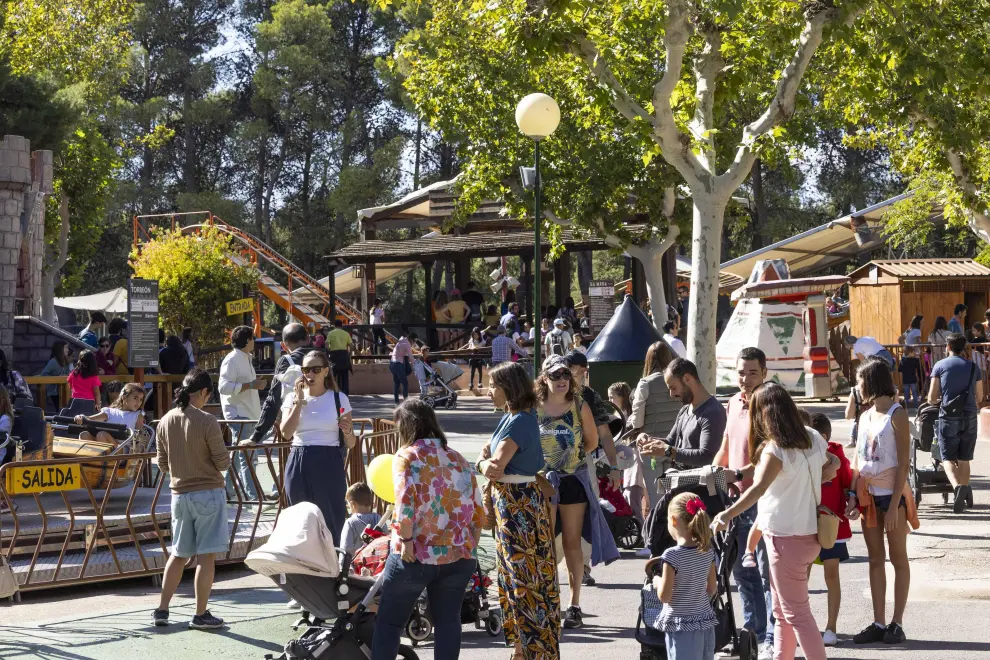 Las familias numerosas han disfrutado de un día de diversión en el parque de Atracciones de Zaragoza.