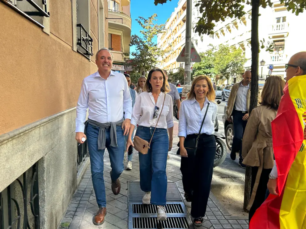 Jorge Azcón, junto a Cuca Gamarra y Ana Alós, este domingo en Madrid.