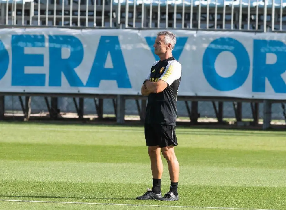 Fran Escribá observa en solitario y en la distancia el entrenamiento del equipo.