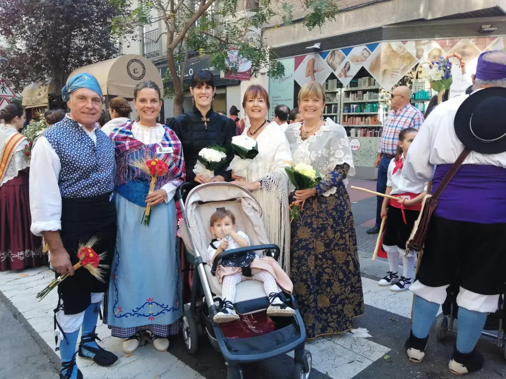 Maricarmen Molias y su familia, de Hijar, entre los vestidos adecuadamente para la cita pilarista.
