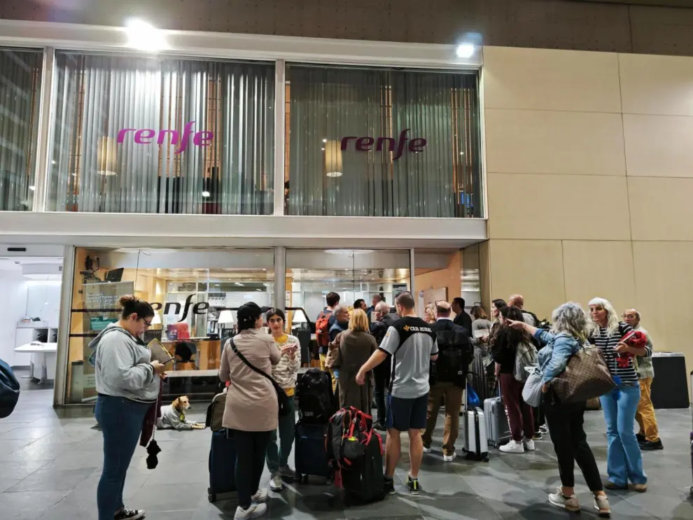 Viajeros afectados por el corte de circulación esperan en la estación de Delicias de Zaragoza.