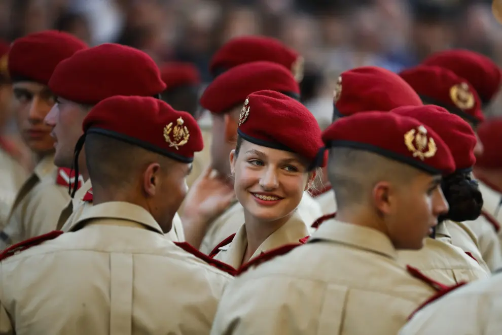 La princesa Leonor participa con los cadetes de la Academia General Militar de Zaragoza en la ofrenda a la Virgen del Pilar, el 6 de octubre de 2023, en la Basílica del Pilar de Zaragoza