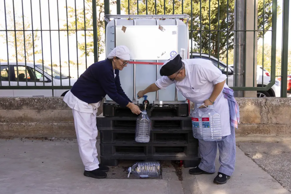 El colegio público Moncayo de Tarazona con un depósito de agua potable en el patio