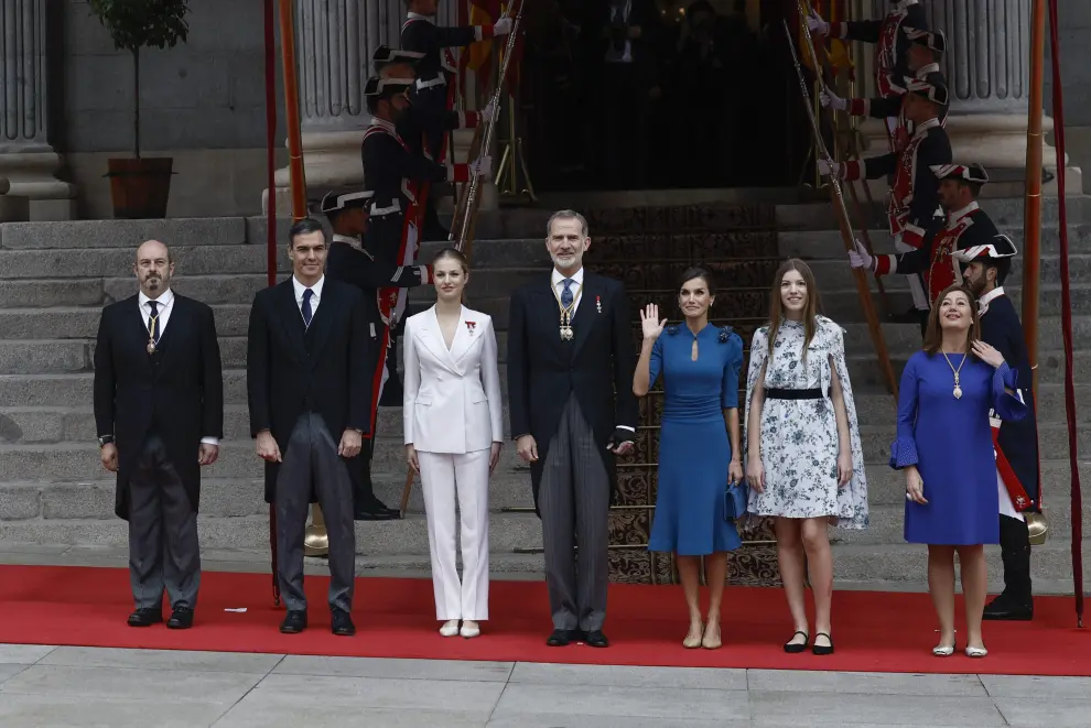 Los Reyes de España junto a la Princesa Leonor y la infanta Sofía, acompañados por el presidente del Gobierno en funciones, Pedro Sánchez, y los presidentes del Senado, Pedro Rollán (i) y del Congreso (d), Francina Armengol.
