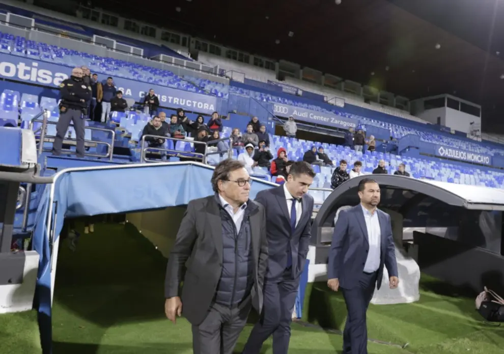 Presentación de Julio Velázquez, nuevo entrenador del Real Zaragoza, con el director deportivo Juan Carlos Cordero y el director general Raúl Sanllehí
