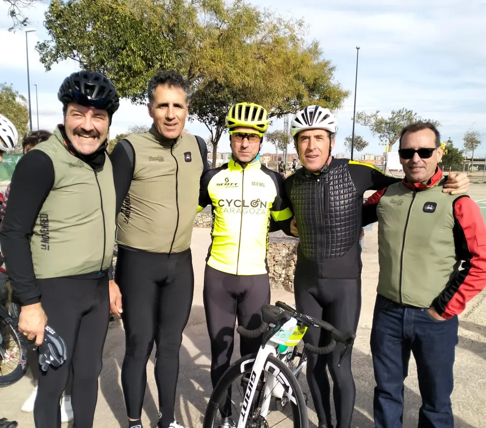 Jorge Rioja, Miguel Induráin, Ángel Vicioso, Perico Delgado y Carlos Hernández participaron en una rodada ciclista solidaria por la salud mental, organizada por MovEnRed y la Universidad de Zaragoza.