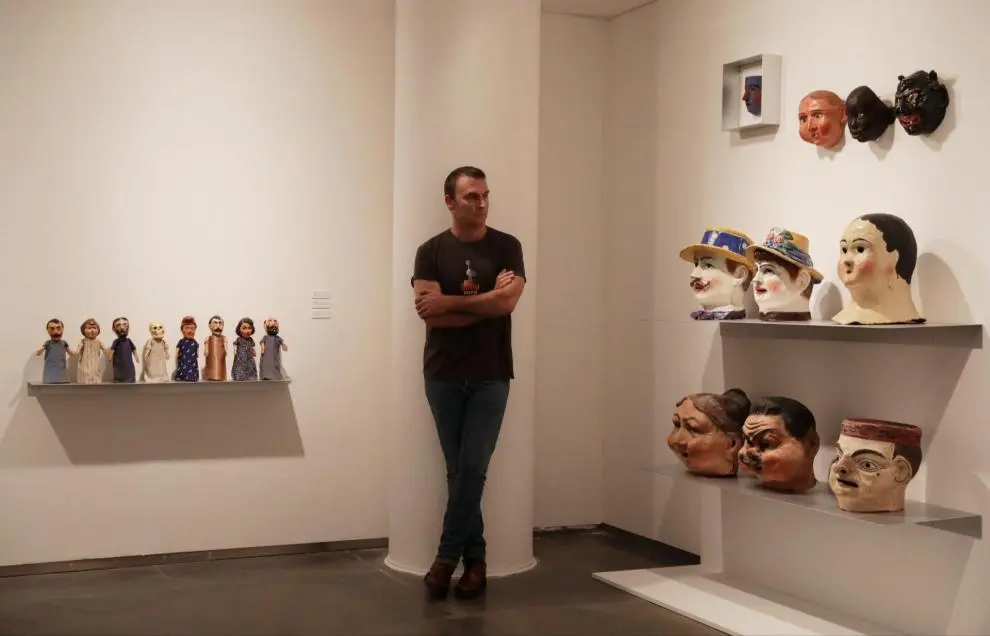 La colección de Javier Santos Lloro la forman piezas muy diversas, desde juguetes a cerámicas pasando por cuadros y tallas románicas.
