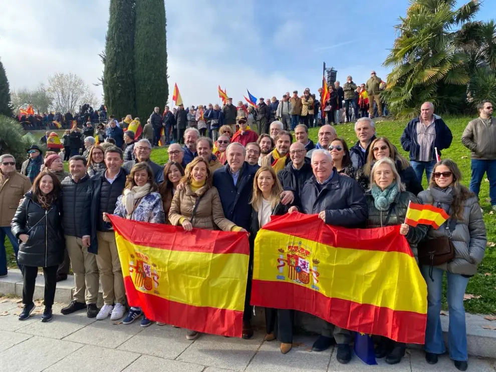 Jorge Azcón, en el centro, junto a otros cargos del PP-Aragón, antes de participar en el nuevo acto reivindicativo en Madrid contra la ley de amnistía y los acuerdos del PSOE con Junts.