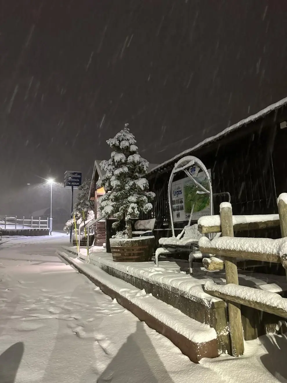 Nieve en la estación de Astún esta noche.