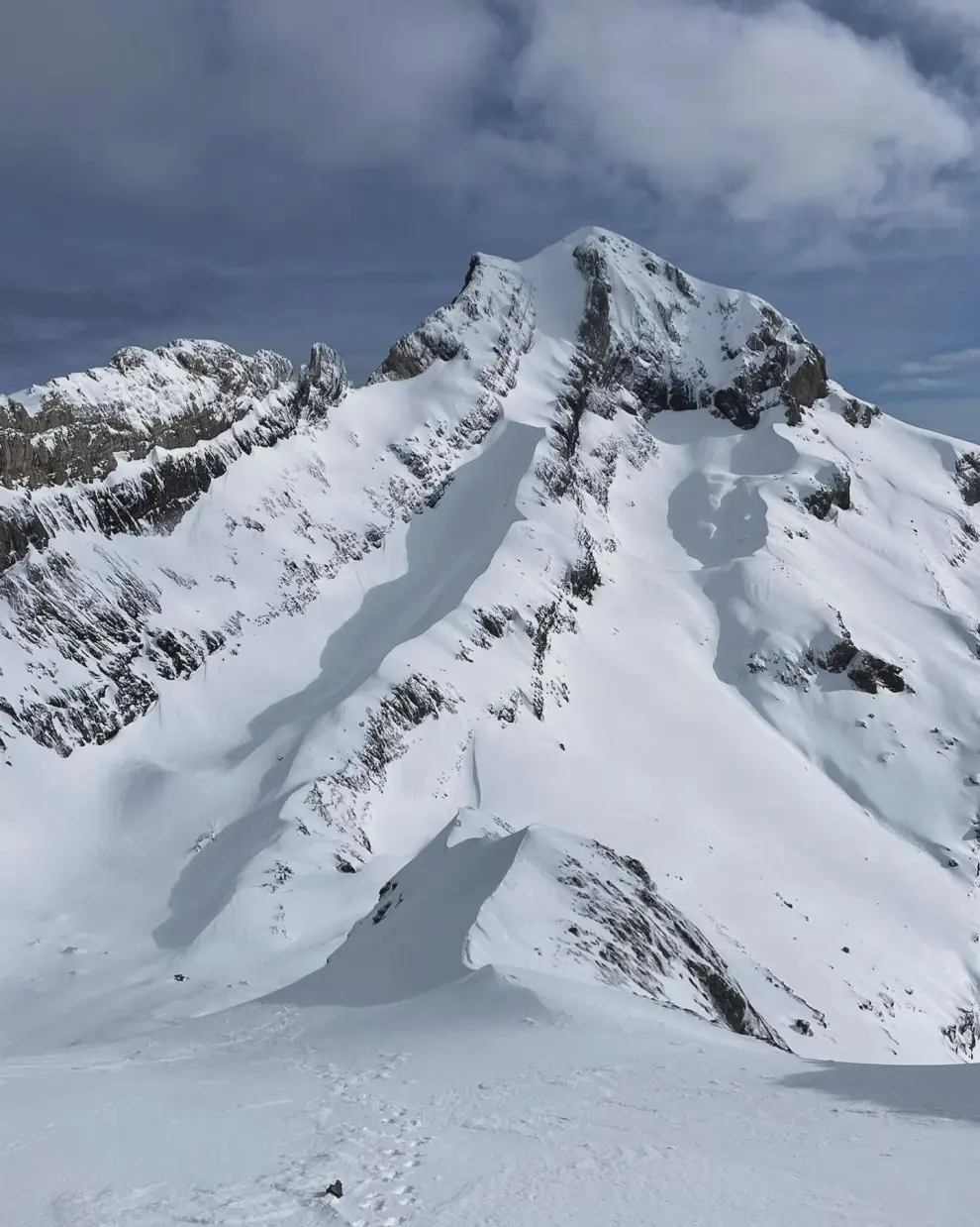 Monte Perdido, cubierto de nieve, a principios de esta semana.