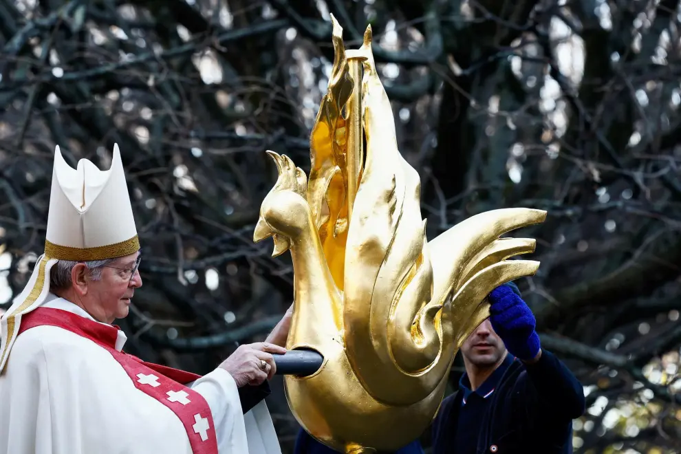 El nuevo gallo instalado en Notre Dame de París.