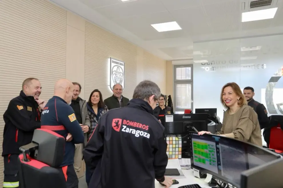 La alcaldesa de Zaragoza, Natalia Chueca, ha visitado este día de Nochebuena la planta potabilizadora de Vía Hispanidad, la Policía Local, los Bomberos, el Albergue Municipal, la Casa Amparo y El Refugio.
