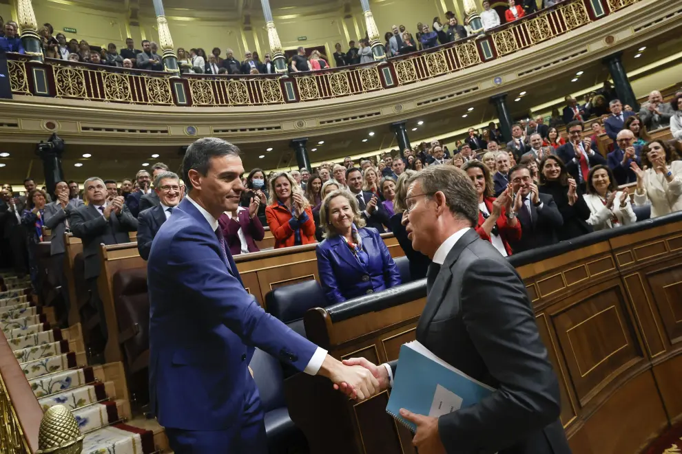 Pedro Sánchez recibe la felicitación de Alberto Núñez Feijóo tras ser investido presidente del Gobierno