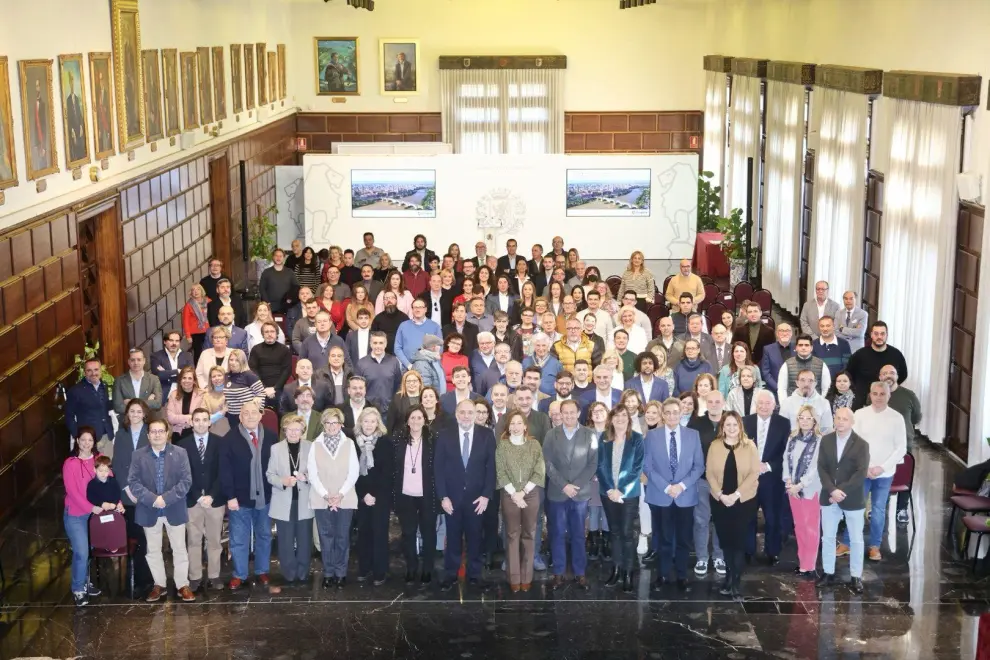 Foto de familia de los vocales de las juntas municipales de Zaragoza que han sido recibidos en el Ayuntamiento.