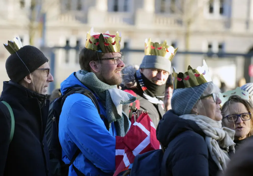 Copenhagen (Denmark), 14/01/2024.- People wear fake crowns as they gather in front of Christiansborg Castle ahead of Queen Margrethe's abdication in Copenhagen, Denmark, 14 January 2024. Queen Margrethe had her last official task on 08 January as the head of the Danish royal house. Denmark's Queen Margrethe II announced in her New Year's speech on 31 December 2023 that she would abdicate on 14 January 2024, the 52nd anniversary of her accession to the throne. Her eldest son, Crown Prince Frederik, is set to succeed his mother on the Danish throne as King Frederik X. His son, Prince Christian, will become the new Crown Prince of Denmark following his father's coronation. (Dinamarca, Copenhague) EFE/EPA/EMIL HELMS DENMARK OUT